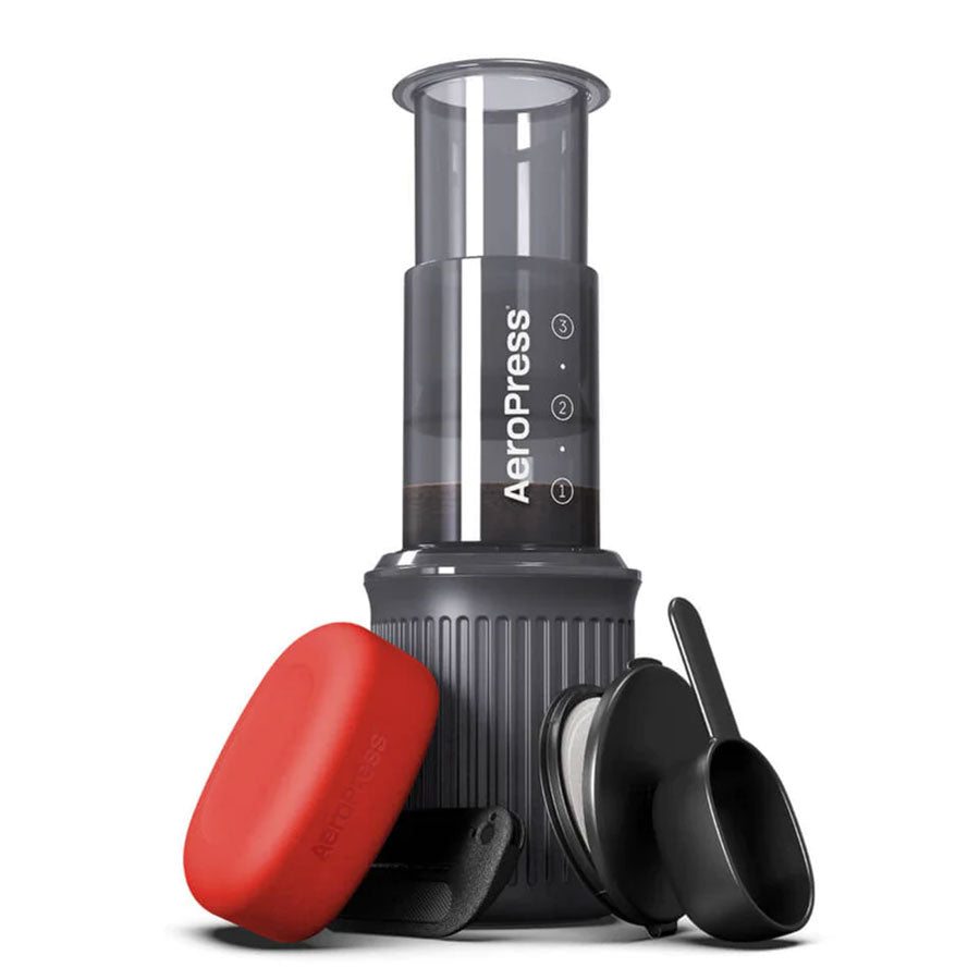 Aerobie AeroPress Go Kaffee-Zubereiter inkl. 100 Filtern für Reisen und Camping kompakt und praktisch.