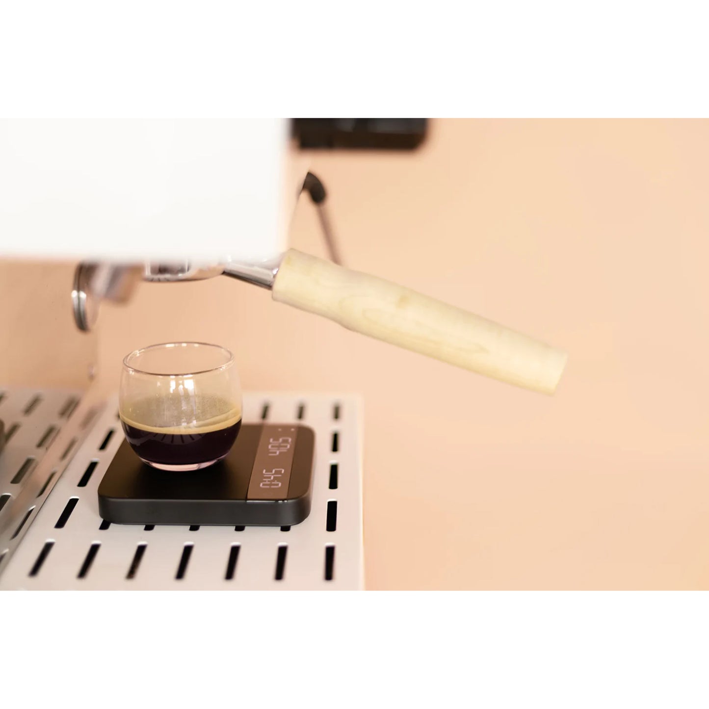 Acaia Lunar - Baristawaage mit schneller Messung und kompakter Bauweise unter Siebträger in moderner Kaffeestation.