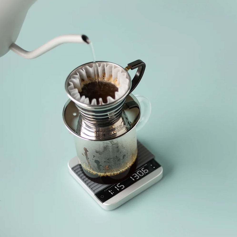 Acaia Lunar - Baristawaage mit digitaler Präzision beim Kaffeeaufbrühen und Echtzeit Flow Rate Anzeige.