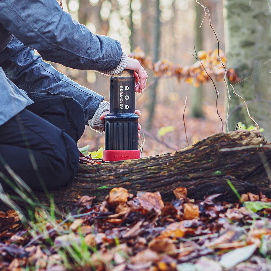 Aerobie AeroPress Go Kaffee-Zubereiter inkl. 100 Filtern für mobilen Kaffeegenuss beim Camping.