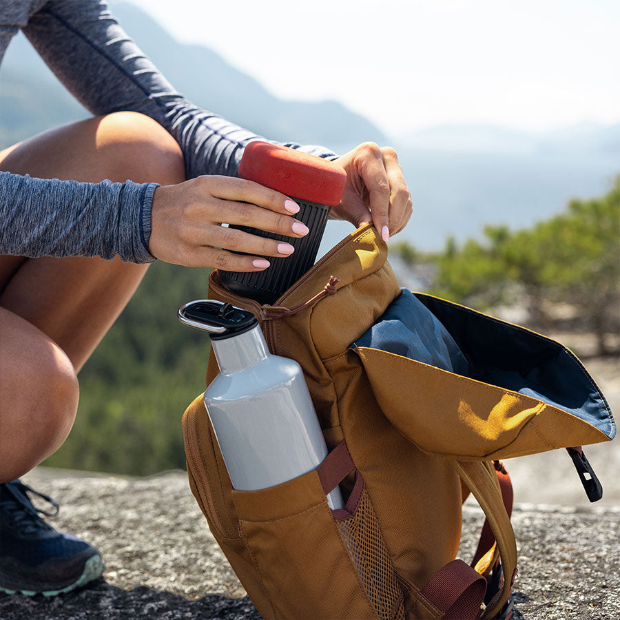 Aerobie AeroPress Go Kaffee-Zubereiter inkl. 100 Filtern zum Reisen und Camping kompakt verstaubar.