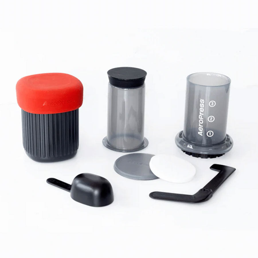 Aerobie AeroPress Go Kaffee-Zubereiter inkl. 100 Filtern und Zubehör für Reisen und Camping.