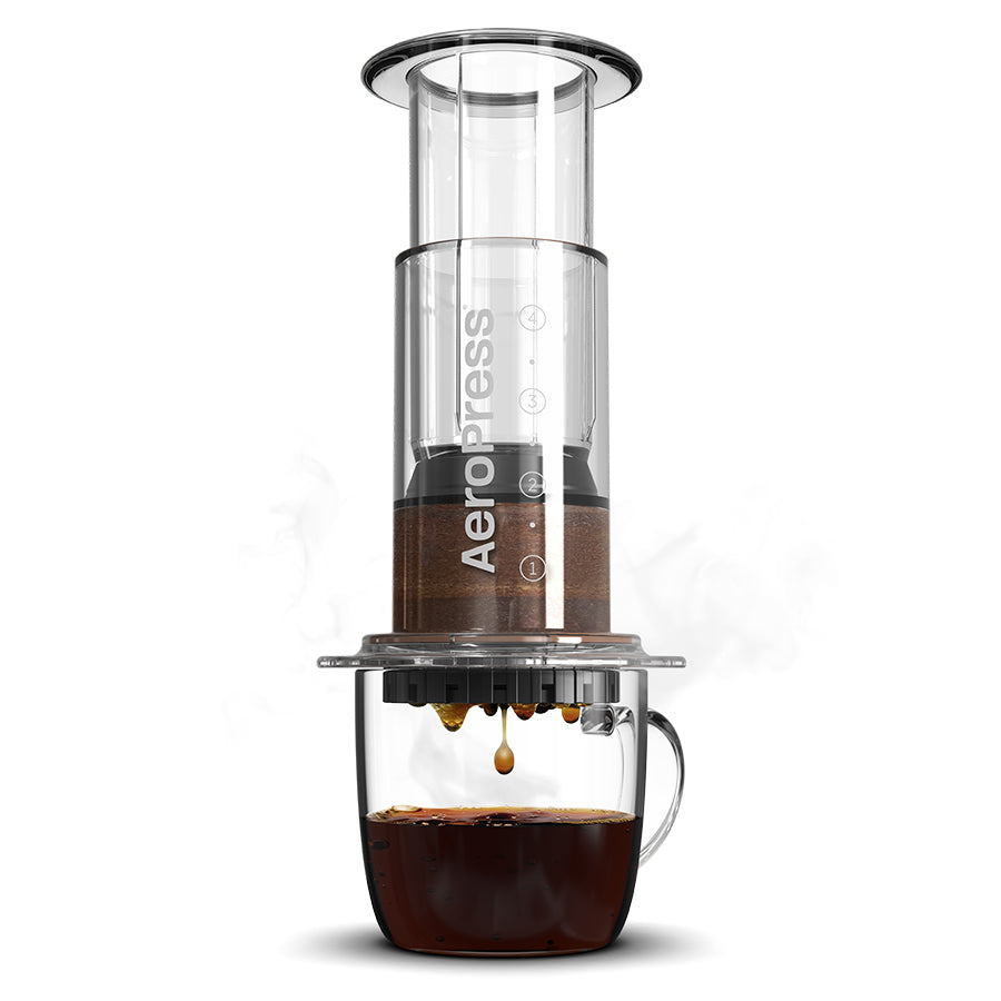 Aerobie AeroPress Kaffee-Zubereiter inkl. 100 Filtern mit frischem Kaffee tropfend in Tasse