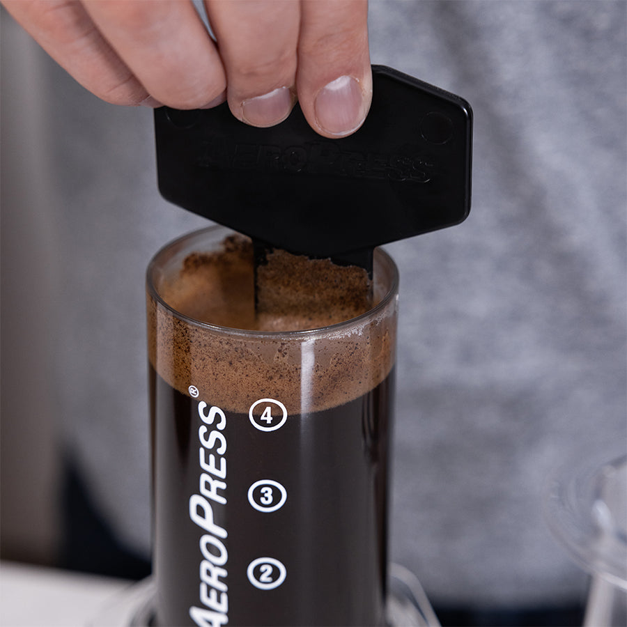 Aerobie AeroPress Kaffee-Zubereiter inkl. 100 Filtern beim Kaffeebereiten, robust und leicht für unterwegs.
