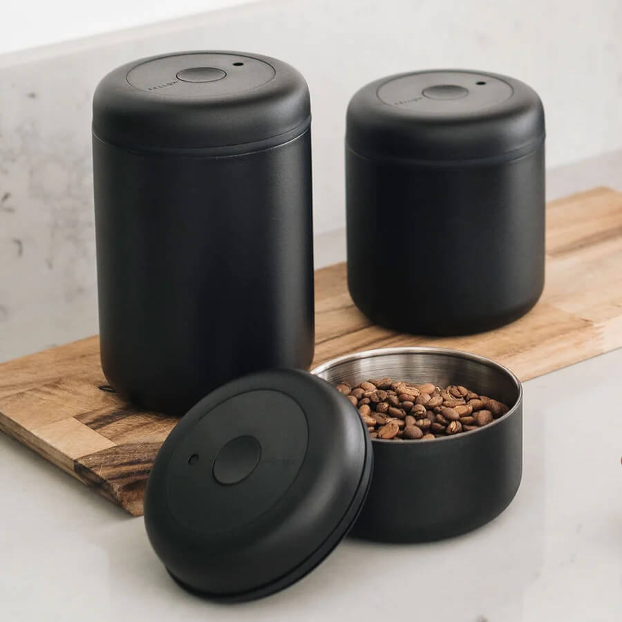 Fellow Atmos Vacuum Kaffeedose aus Edelstahl mit Vakuumverschluss zur Frischhaltung von Kaffeebohnen.
