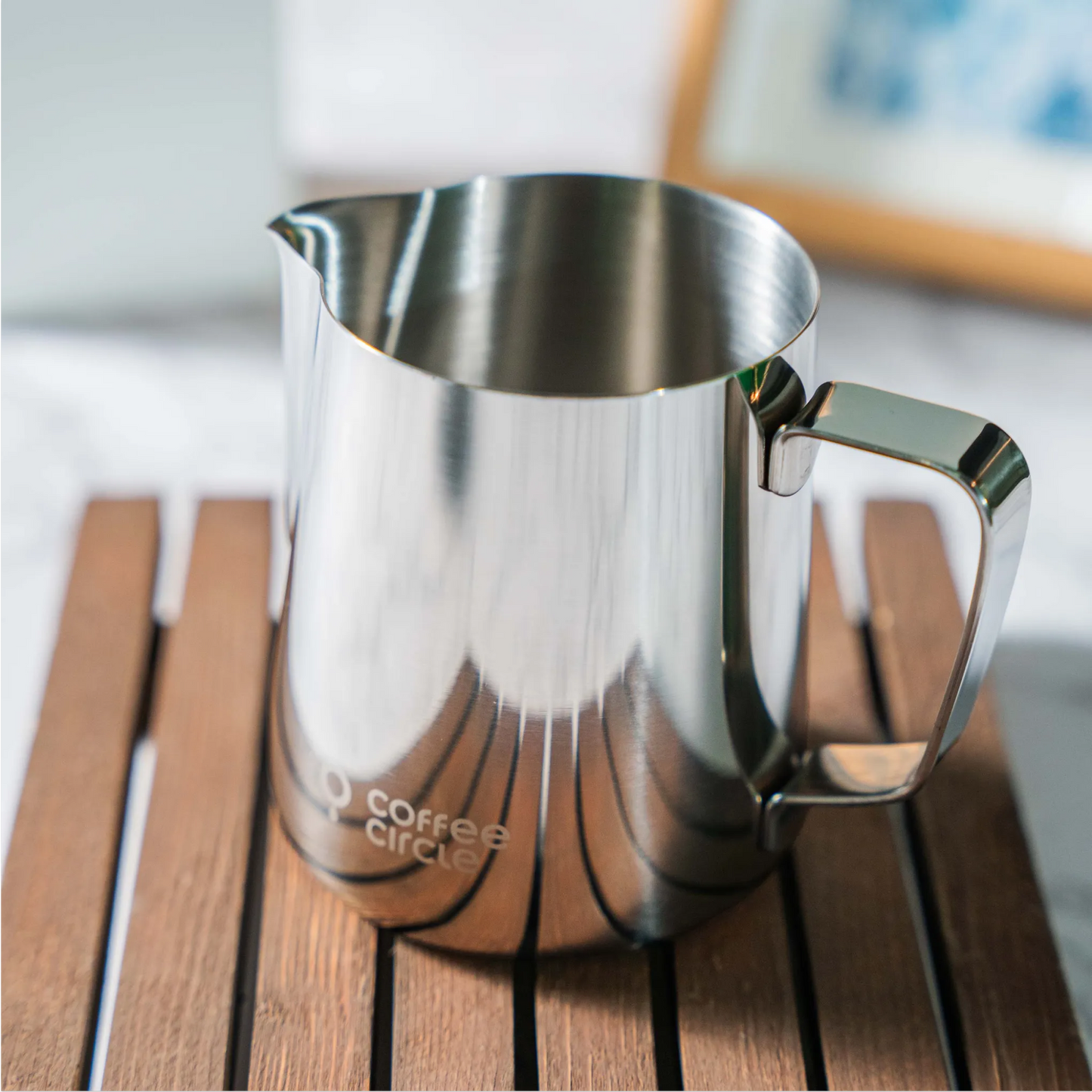 Coffee Circle Milchkännchen aus Edelstahl mit ergonomischem Griff und präziser Ausgießtülle, 350 ml Fassungsvermögen
