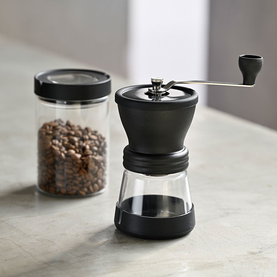 Hario Skerton N Handkaffeemühle mit Keramikmahlwerk und kompakter Größe ideal für Zuhause oder unterwegs