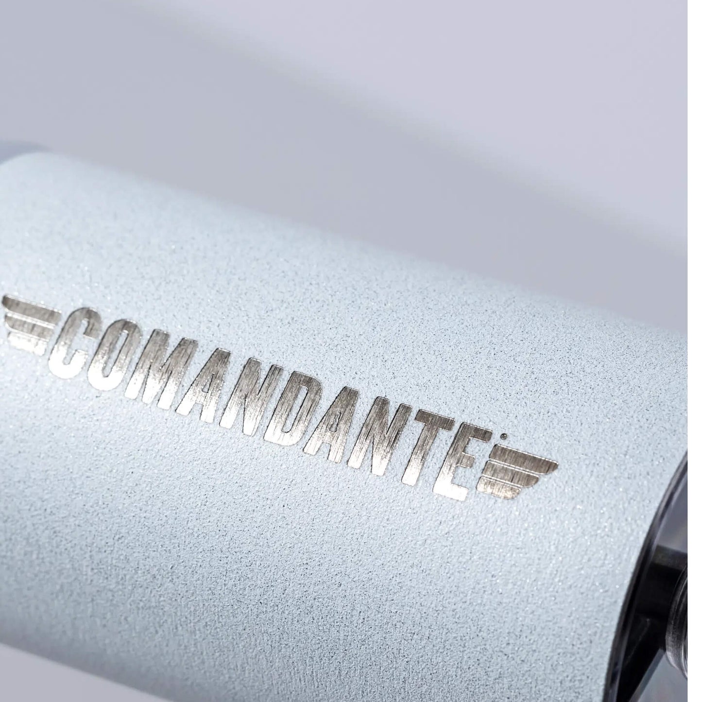 Comandante C40 MK4 Nitro Blade Kaffeemühle mit Lasergravur auf hochwertigem Polymergehäuse in Hellgrau