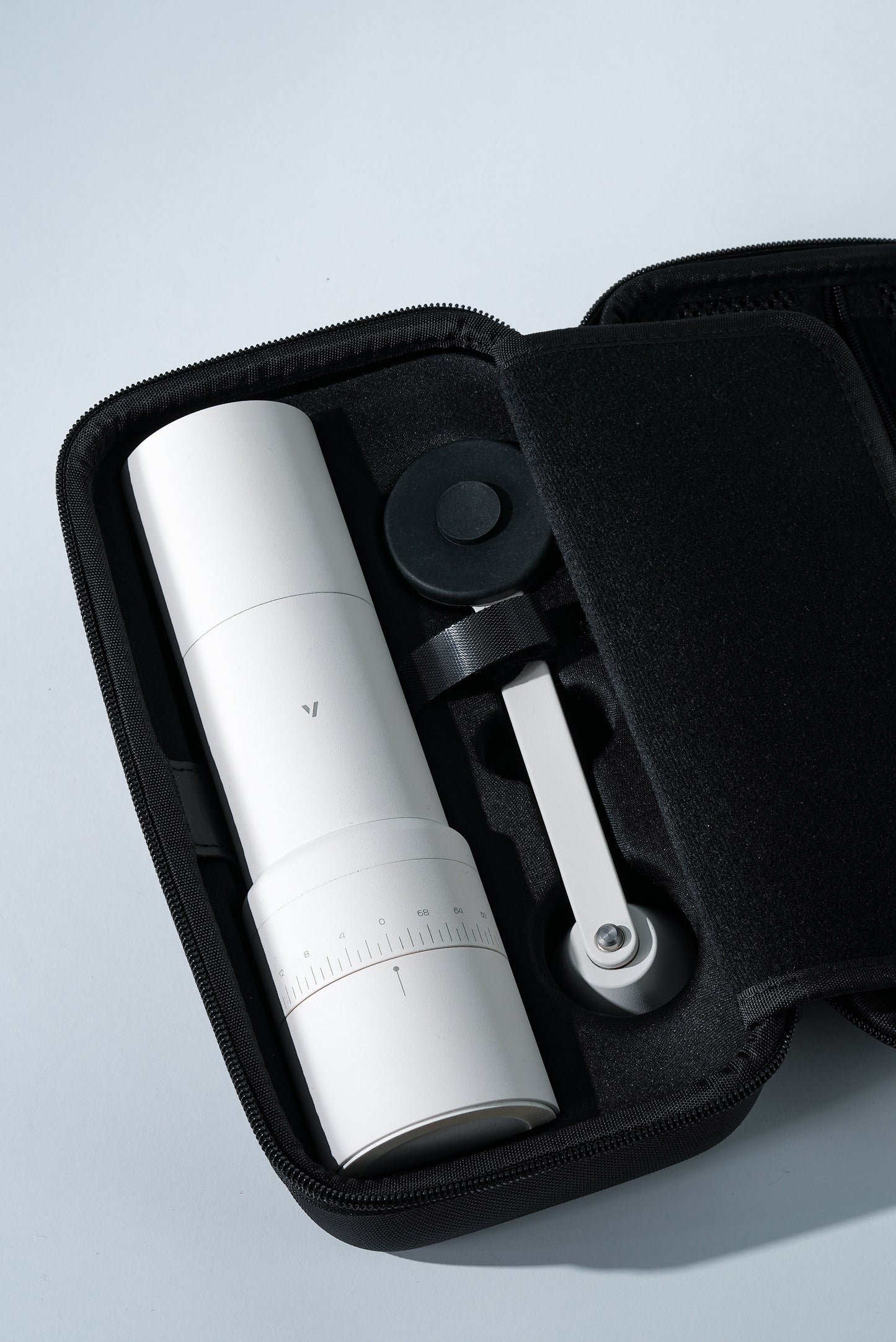 Varia EVO Hybrid Mühlen Set im Etui, schlanke weiße Handmühle mit verstellbarem Mahlgrad und Kurbelgriff
