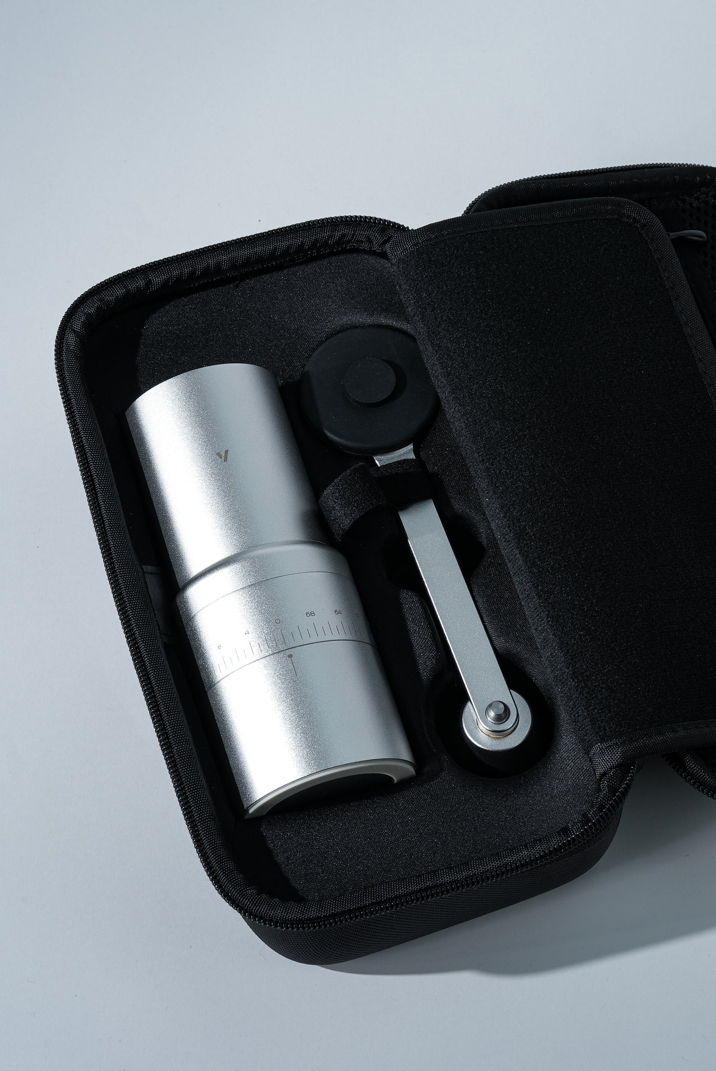 Varia EVO Hybrid Mühlen Set in Transportetui mit silberner Handmühle und verstellbarem Mahlwerk