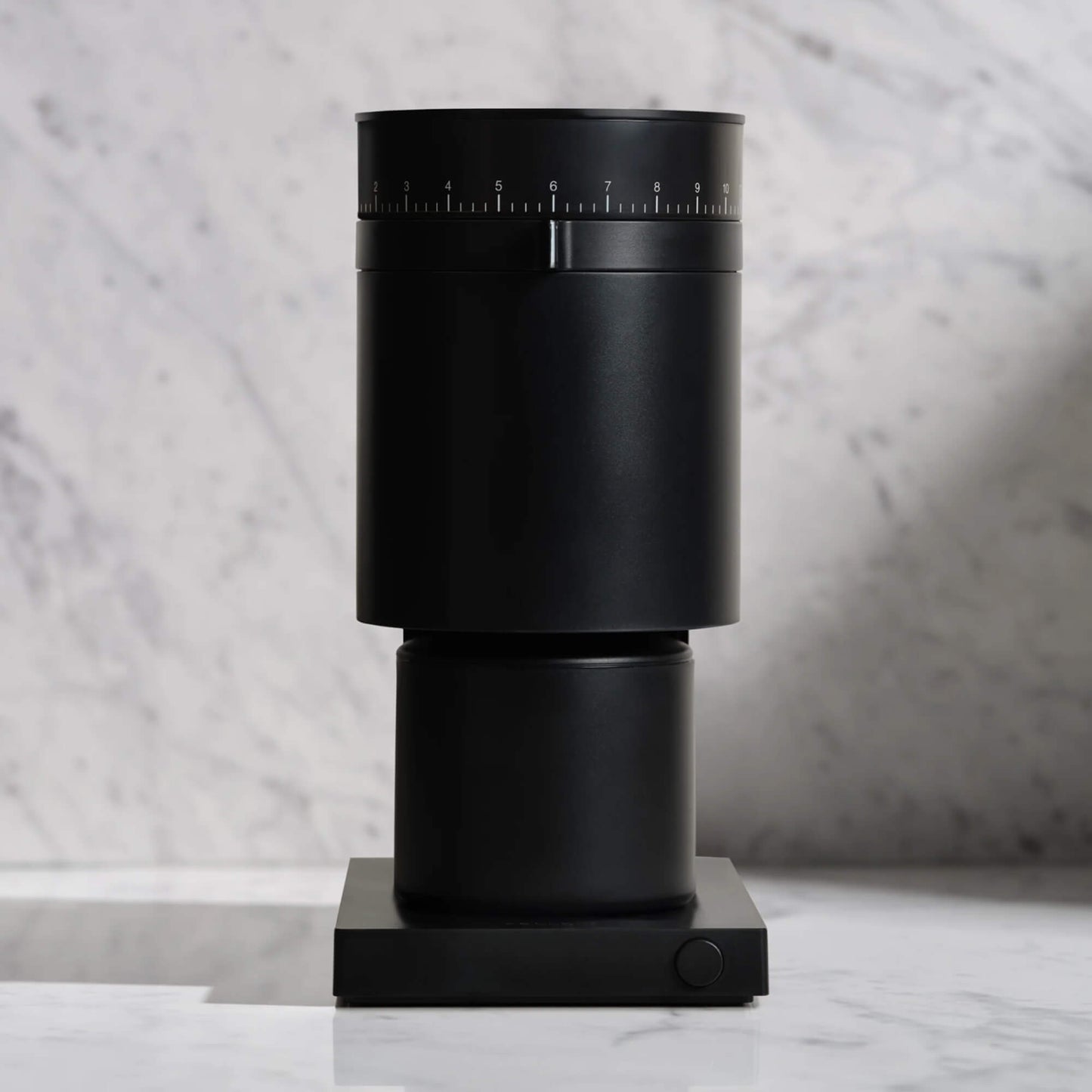 Fellow Opus Kaffeemühle in elegantem schwarzen Design mit präziser Mahlgradeinstellung und Edelstahlmahlwerk.