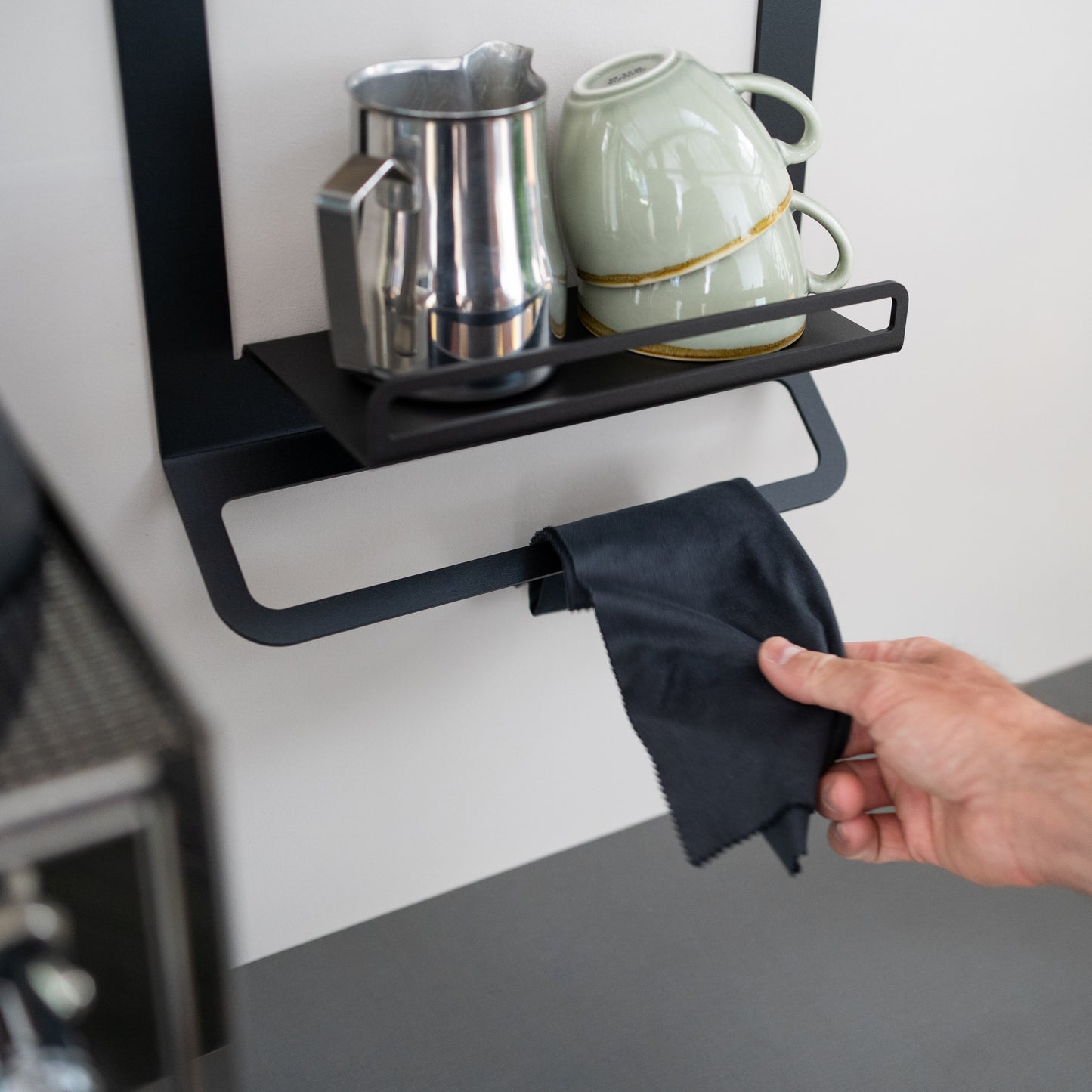 FLATE® Barista Towel Rack aus pulverbeschichtetem Stahl mit Ablage für Espressotassen und Zubehör