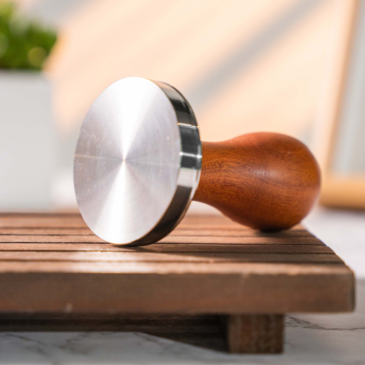 Coffee Circle Tamper aus rotem Rosenholz mit 58 mm Durchmesser und ergonomischem Griff.