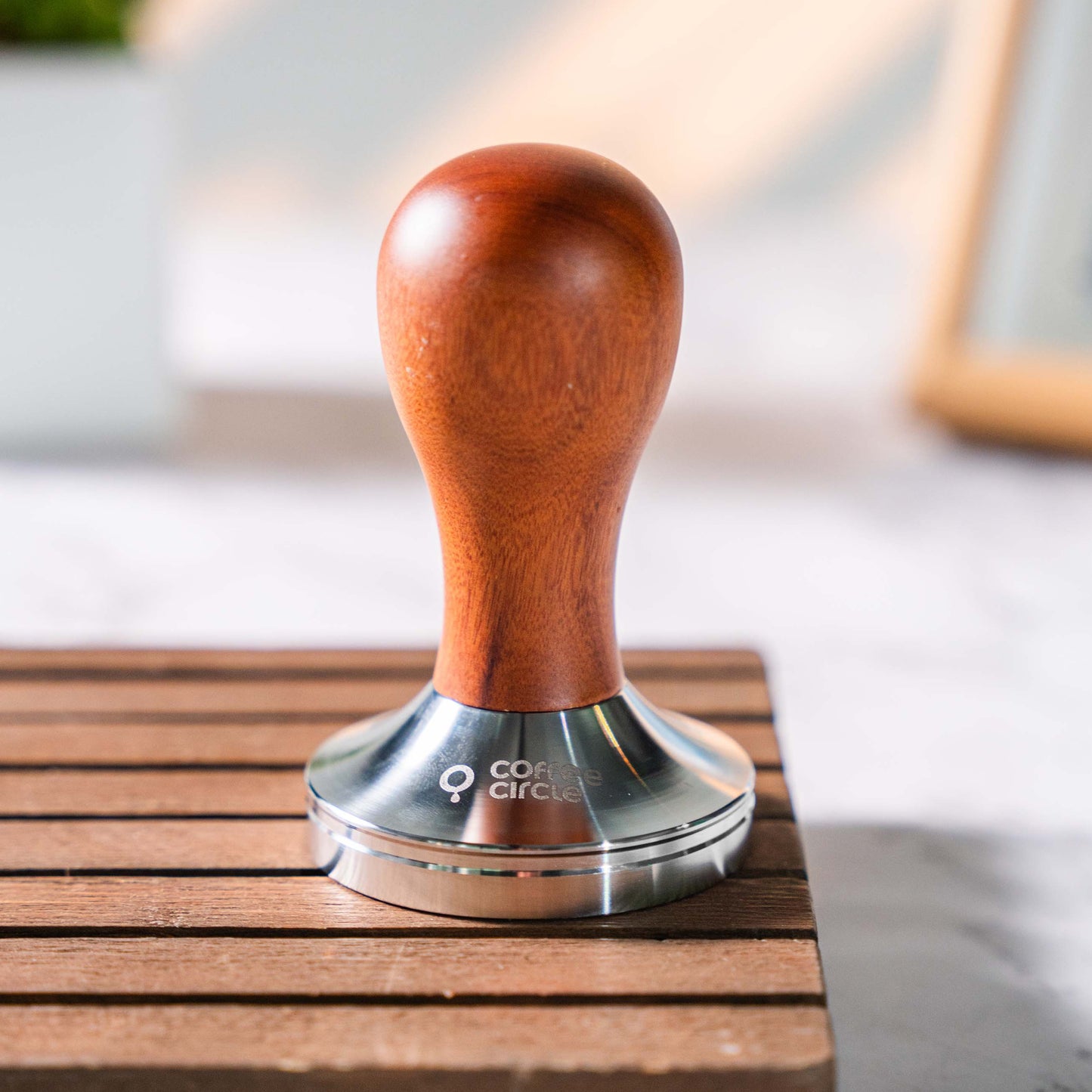 Coffee Circle Tamper aus rotem Rosenholz mit ergonomischem Griff und elegantem Design für Baristas.
