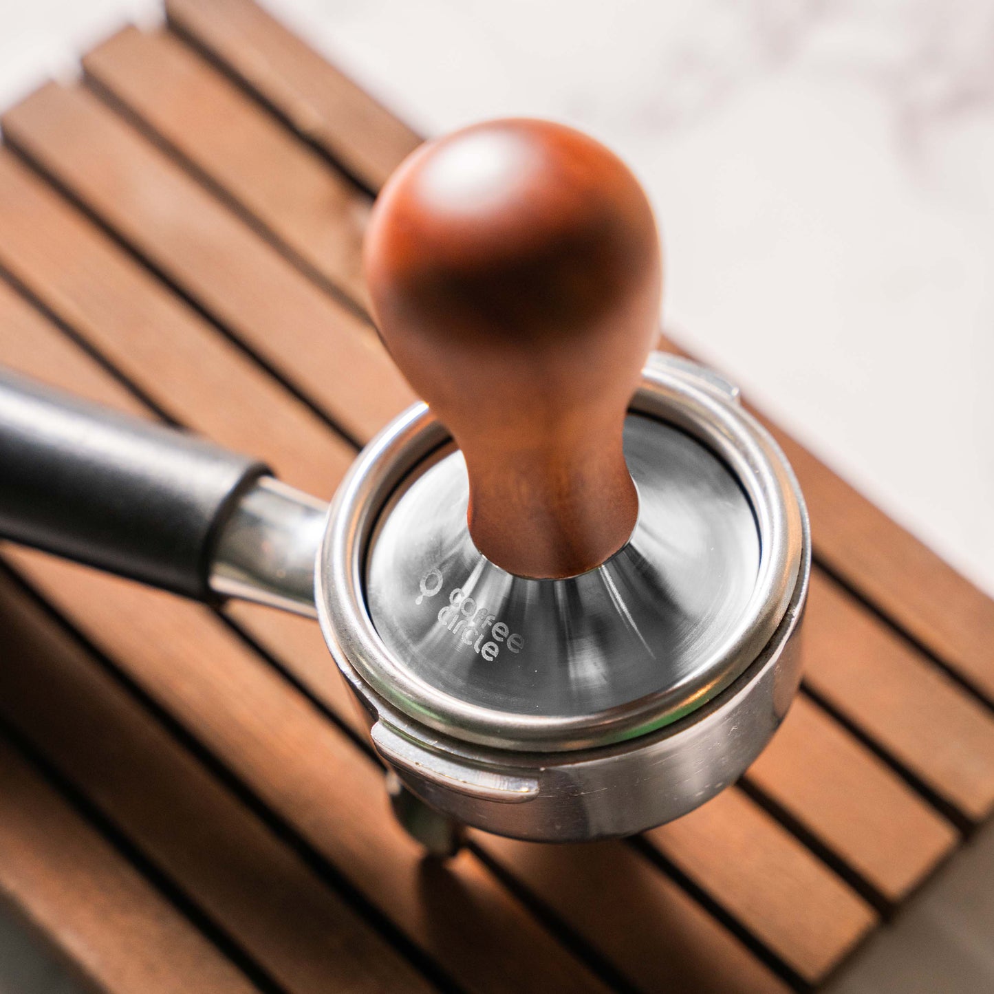 Coffee Circle Tamper aus rotem Rosenholz mit 58 mm Durchmesser für perfekte Kaffeepulver-Verdichtung.