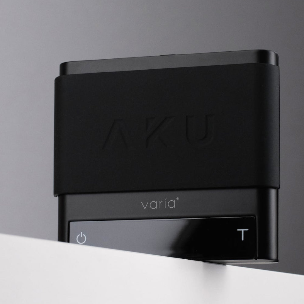 Varia AKU Smart Waage in Schwarz mit rutschfesten Silikonfüßen und Präzisionsanzeige für Barista.