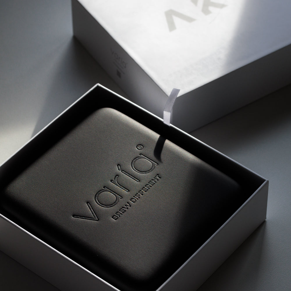 Varia AKU Smart Waage in schwarzer Verpackung mit Branding, ideal für präzises Kaffeewiegen und Timing.