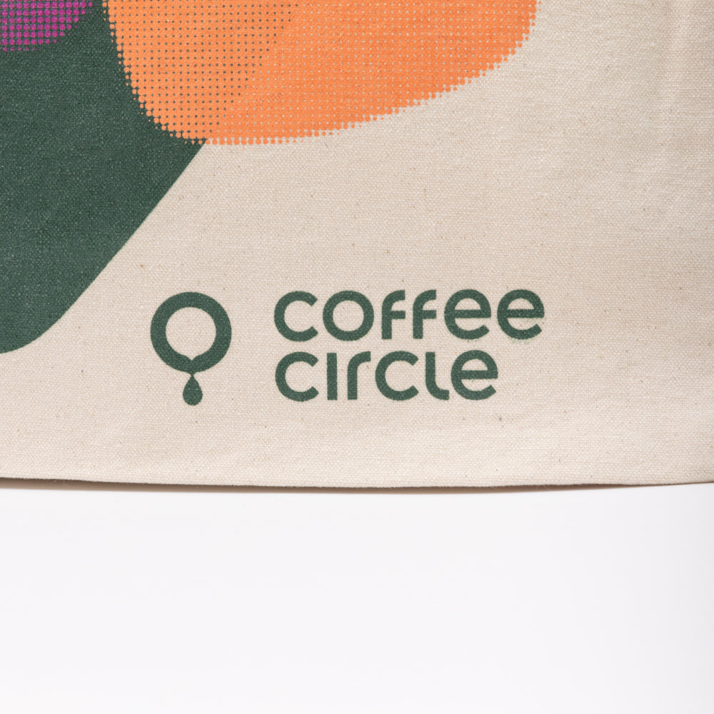 Coffee Circle Tote Bag aus robustem Fairtrade Baumwollmaterial mit modernem Design und Logodruck.