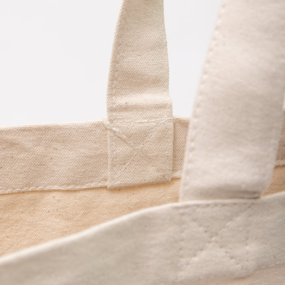 Nahaufnahme des robusten Materials und der Nähte der Coffee Circle Tote Bag aus Fairtrade Baumwolle.