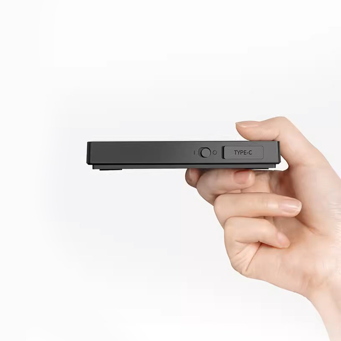 Timemore Black Mirror Mini Waage in Hand mit USB-C Anschluss und schmalem, wasserdichtem Design.