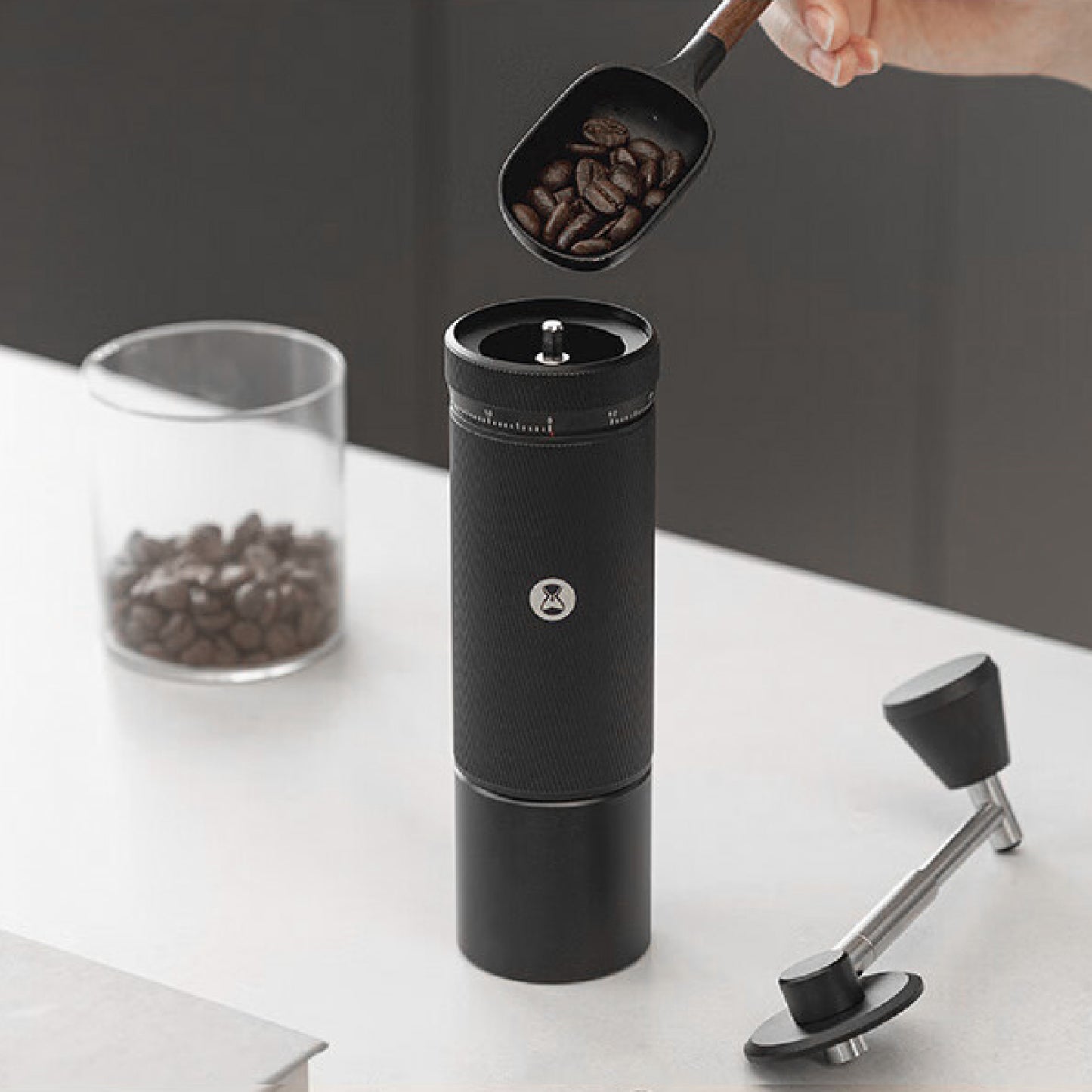 Timemore Chestnut S3 Handkaffeemühle mit abnehmbarem Mahlwerk und Kaffeebohnen im Fokus.