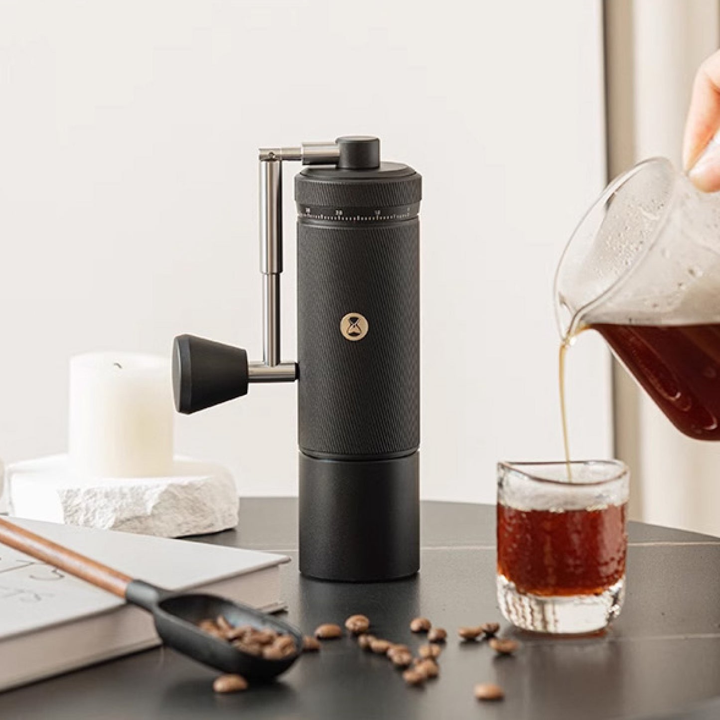 Timemore Chestnut S3 Handkaffeemühle mit robuster Kurbel, präziser Mahlgradeinstellung und Aluminiumgehäuse.