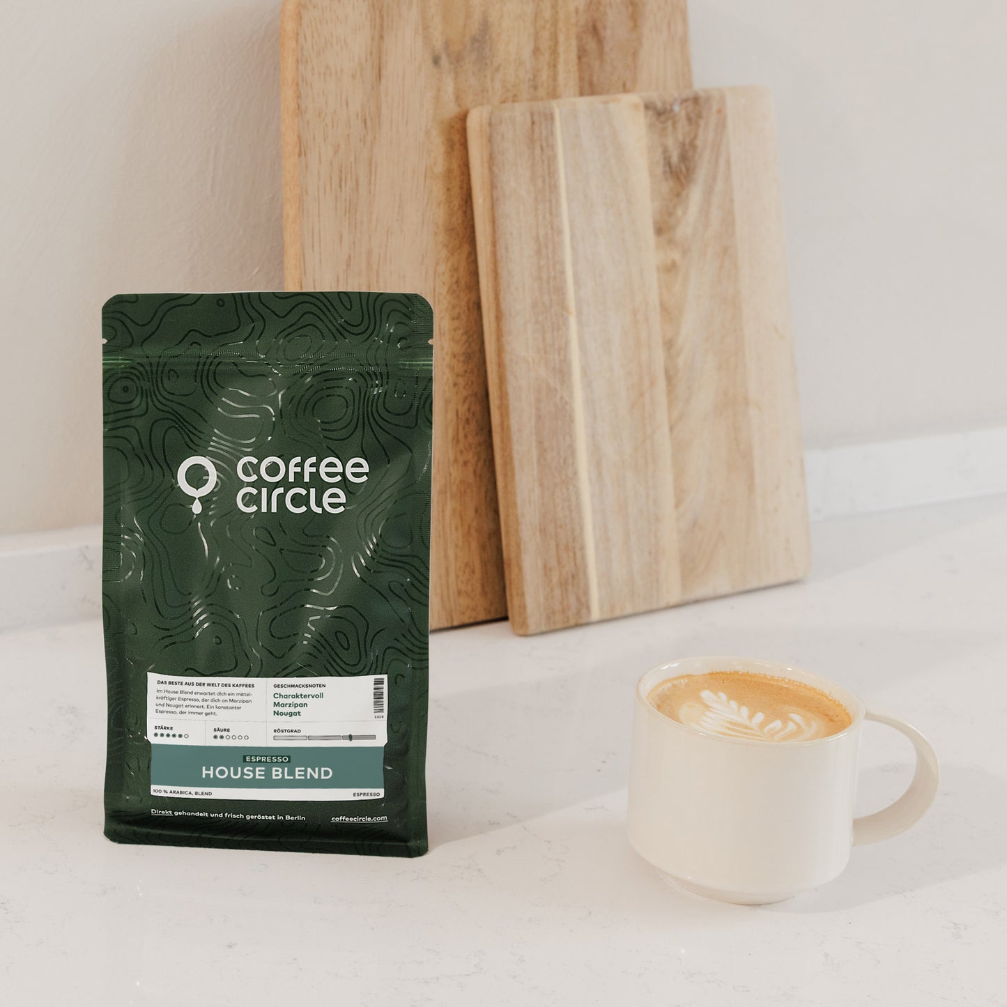 Grüner Coffee Circle Espresso House Blend Beutel neben Cappuccino auf weißer Arbeitsfläche