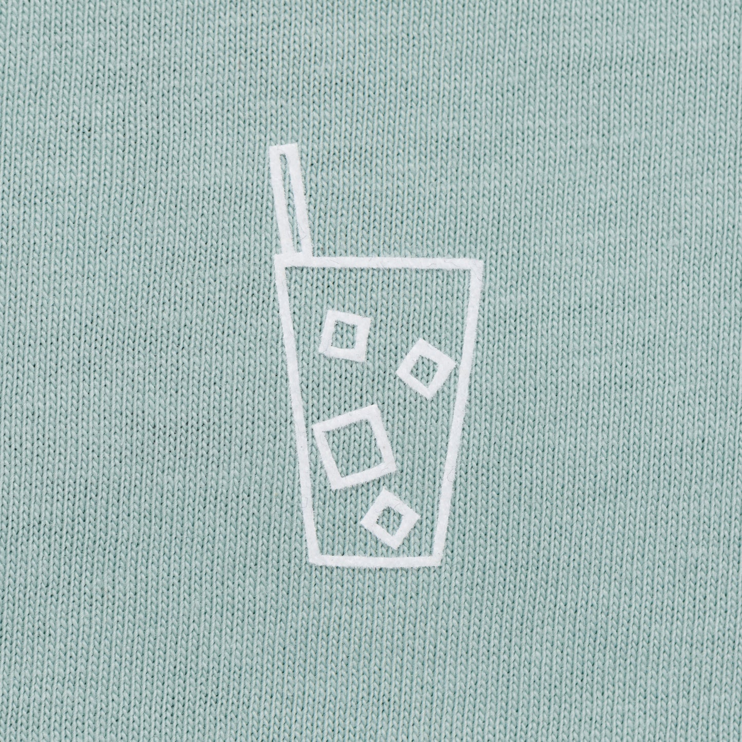 Nahaufnahme des minimalistischen Eis-Kaffee-Designs auf dem Coffee Circle T-Shirt – Limited Edition aus Bio-Baumwolle.