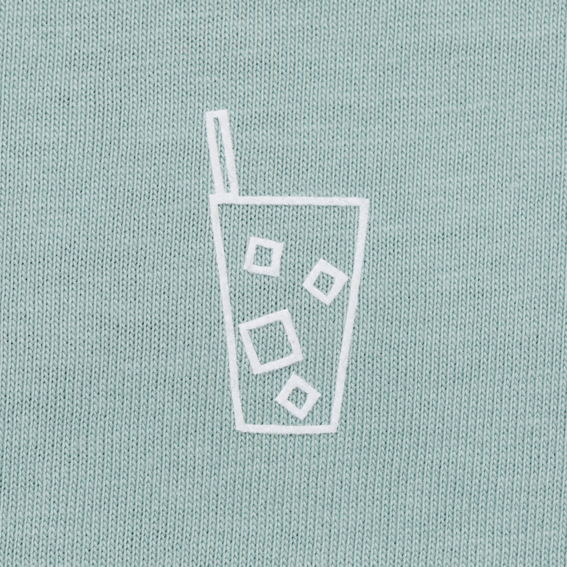 Nahaufnahme des minimalistischen Eis-Kaffee-Designs auf dem Coffee Circle T-Shirt – Limited Edition aus Bio-Baumwolle.