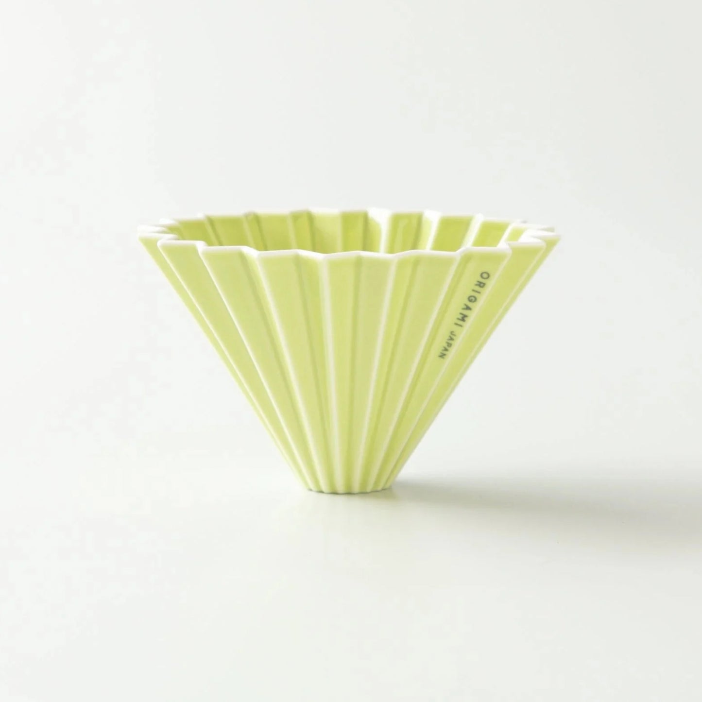 Origami Handfilter Dripper M aus Porzellan in Pastellgrün, für aromatischen Filterkaffee.