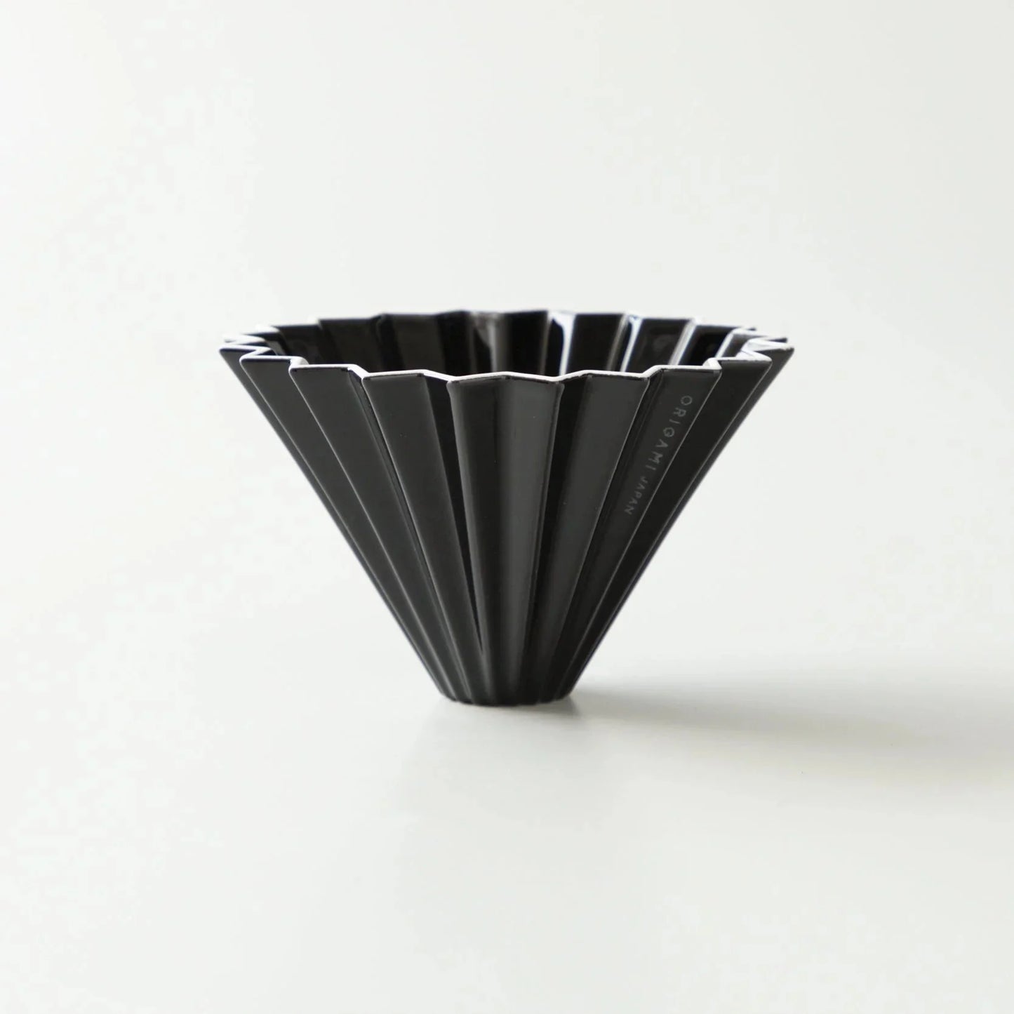Origami Handfilter Dripper M in Schwarz aus Porzellan, für aromatischen Filterkaffee, 2-4 Tassen geeignet