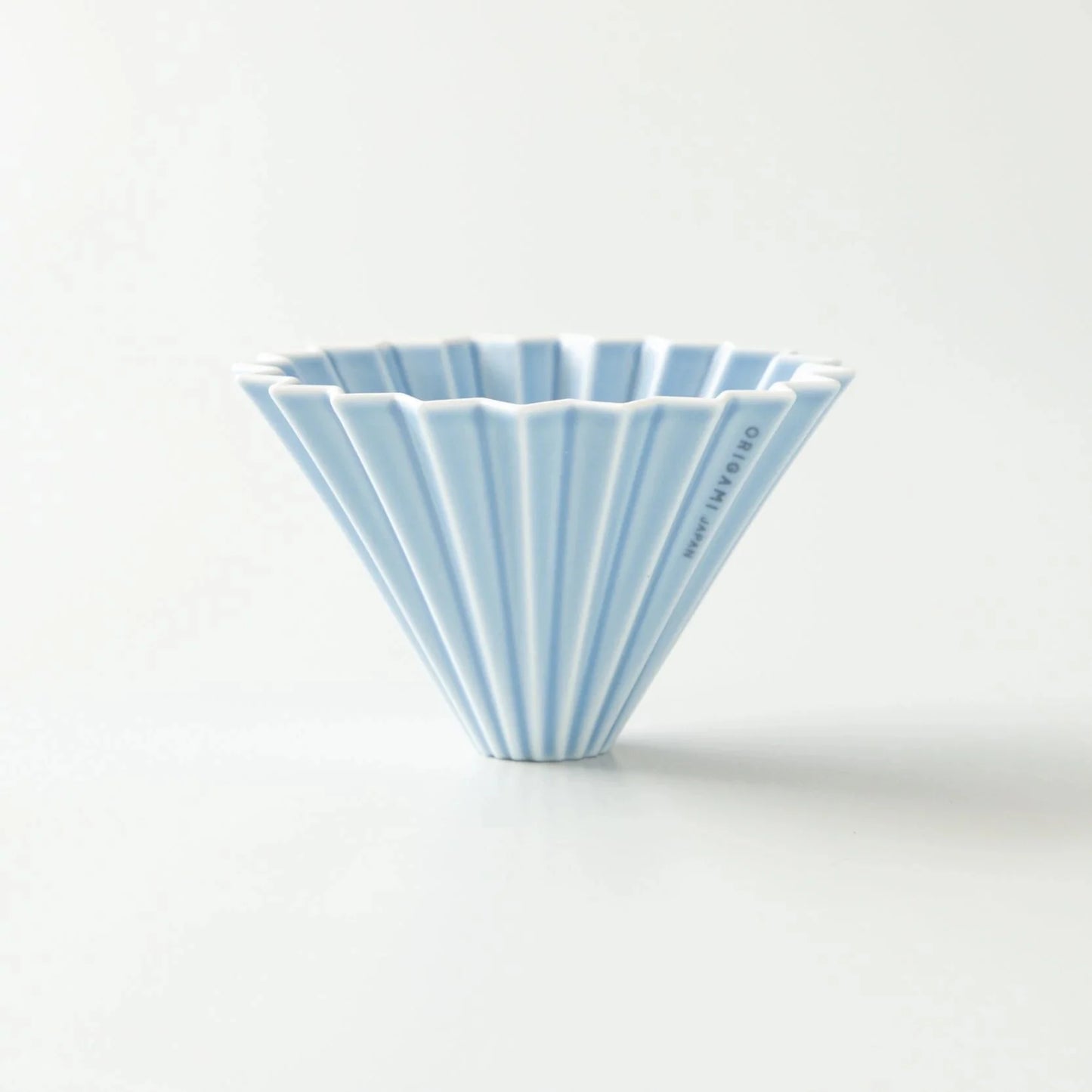 Origami Handfilter Dripper M aus Porzellan in hellblau mit Rillen für aromatischen Filterkaffee