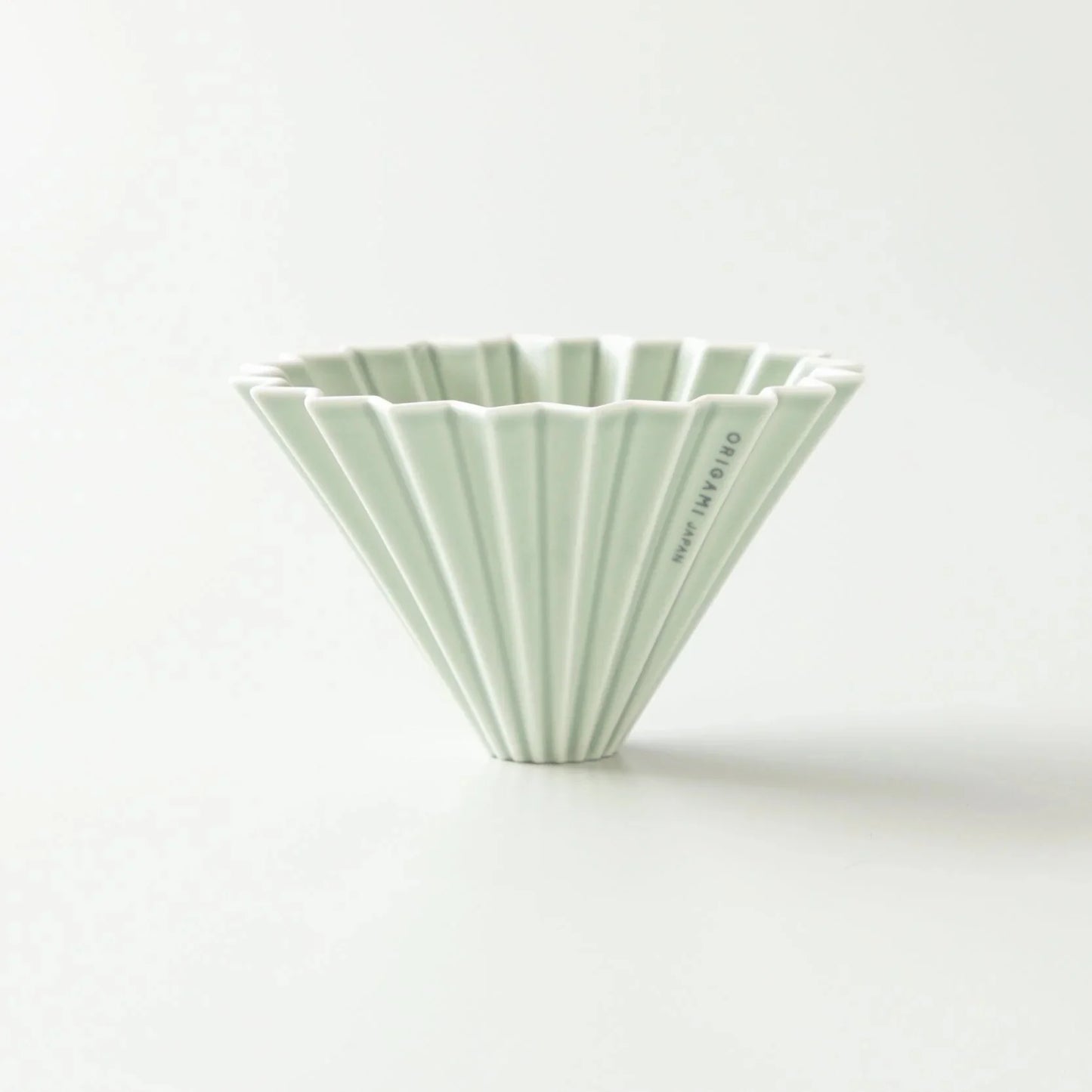 Origami Handfilter Dripper M aus Porzellan in Pastellgrün mit Rillen für optimale Kaffee-Extraktion.