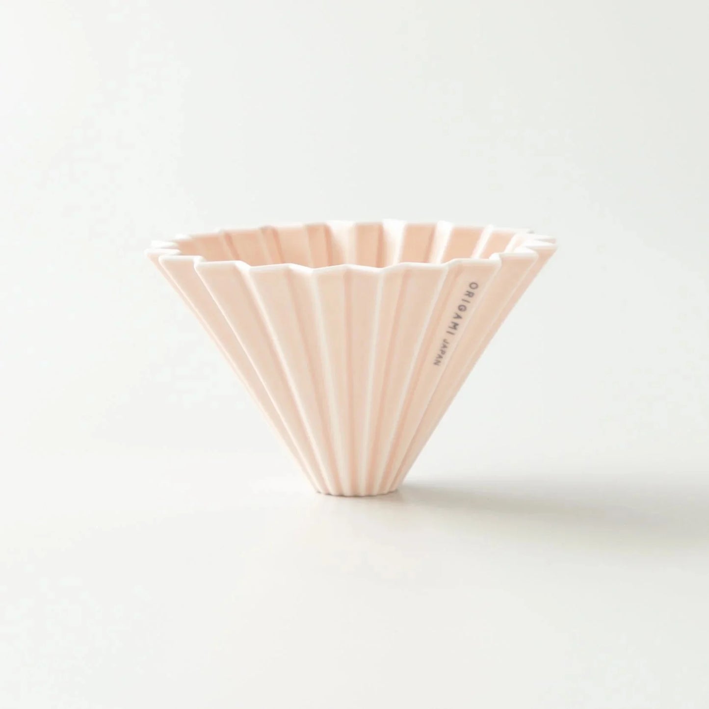 Origami Handfilter Dripper M Porzellanfilter in Hellrosa für aromatischen Filterkaffee, inspiriert von Origami.
