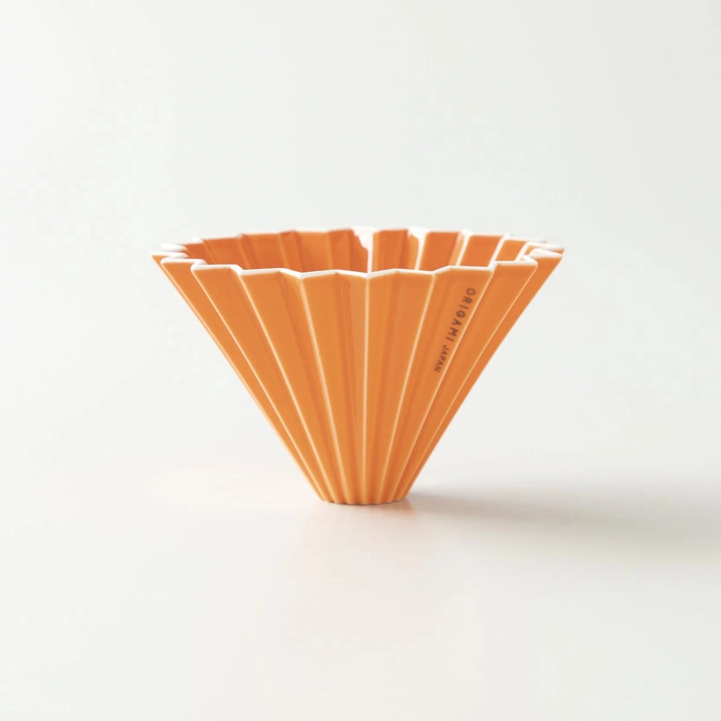 Origami Handfilter Dripper M aus Porzellan in Orange, inspiriert von japanischer Papierfaltkunst.