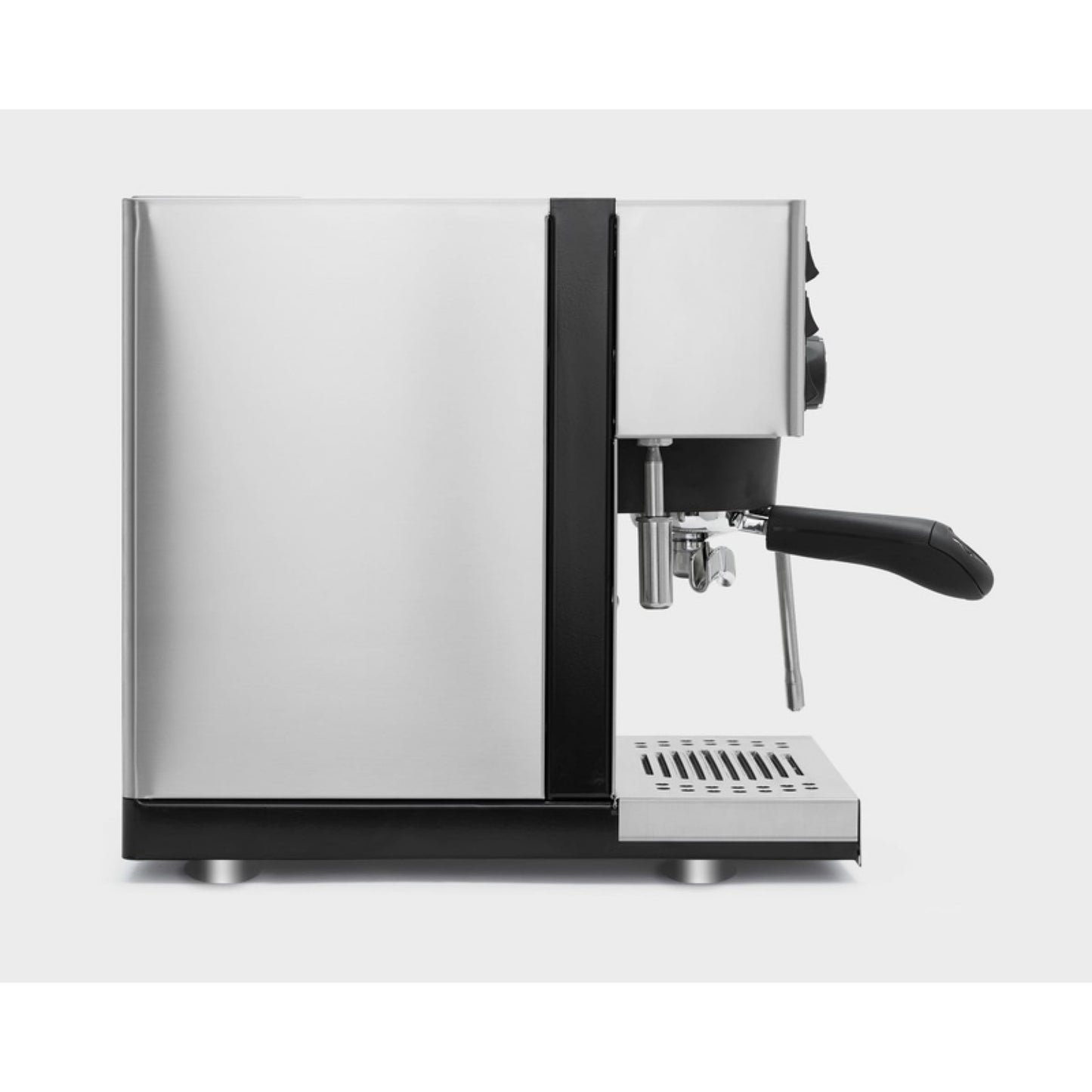 Seitenansicht der Rancilio Silvia Pro Dualboiler Espressomaschine aus Edelstahl mit schwarzem Griff.