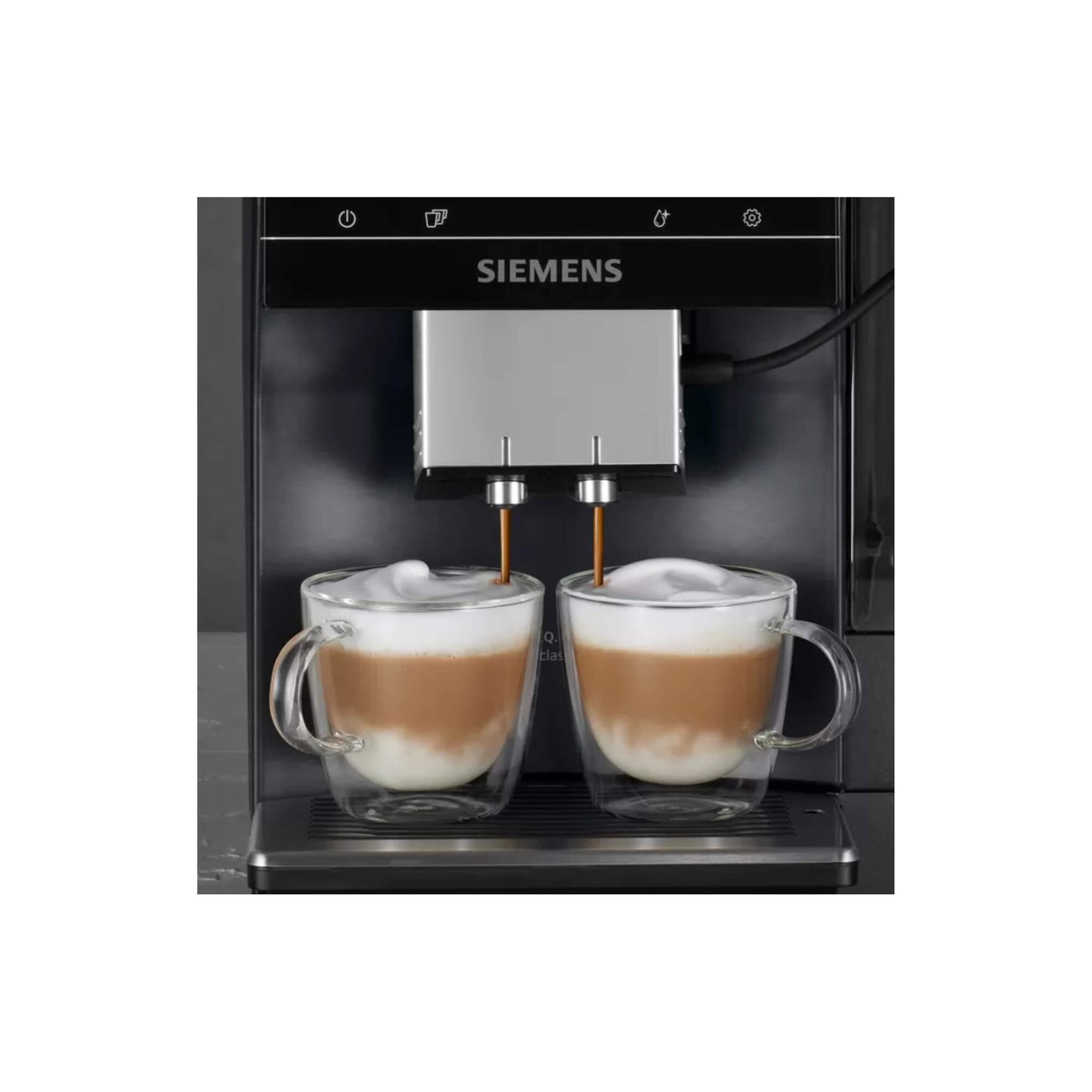 Siemens EQ. 700 Vollautomat liefert gleichzeitig zwei Cappuccinos mit cremigem Milchschaum.