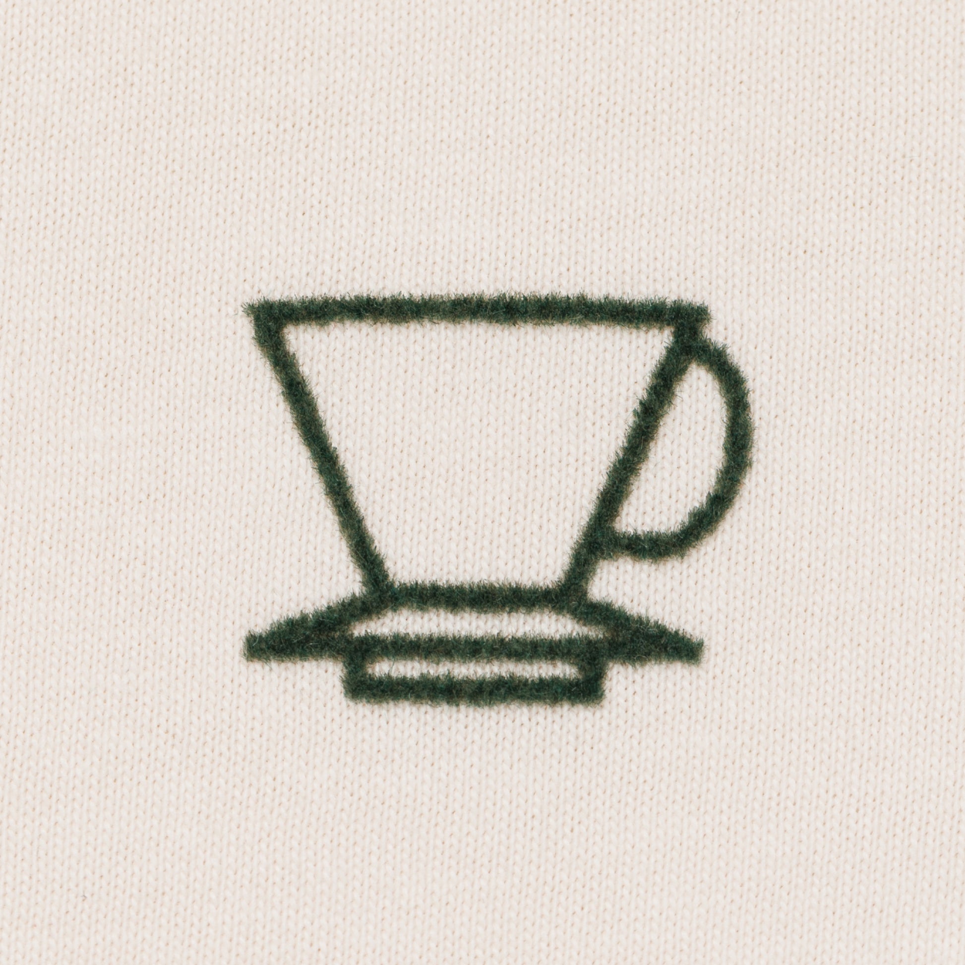 Coffee Circle T-Shirt – Limited Edition mit minimalistischem Kaffeefilter-Stickmuster aus Bio-Baumwolle.