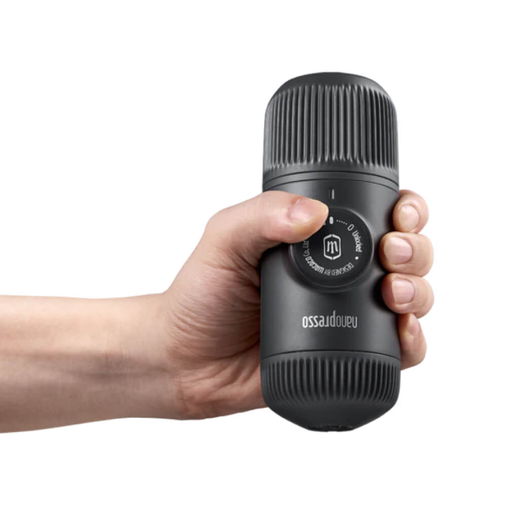 Wacaco Nanopresso Espressozubereiter in Hand gehalten, kompakt und ideal für Outdoor-Espresso unterwegs.