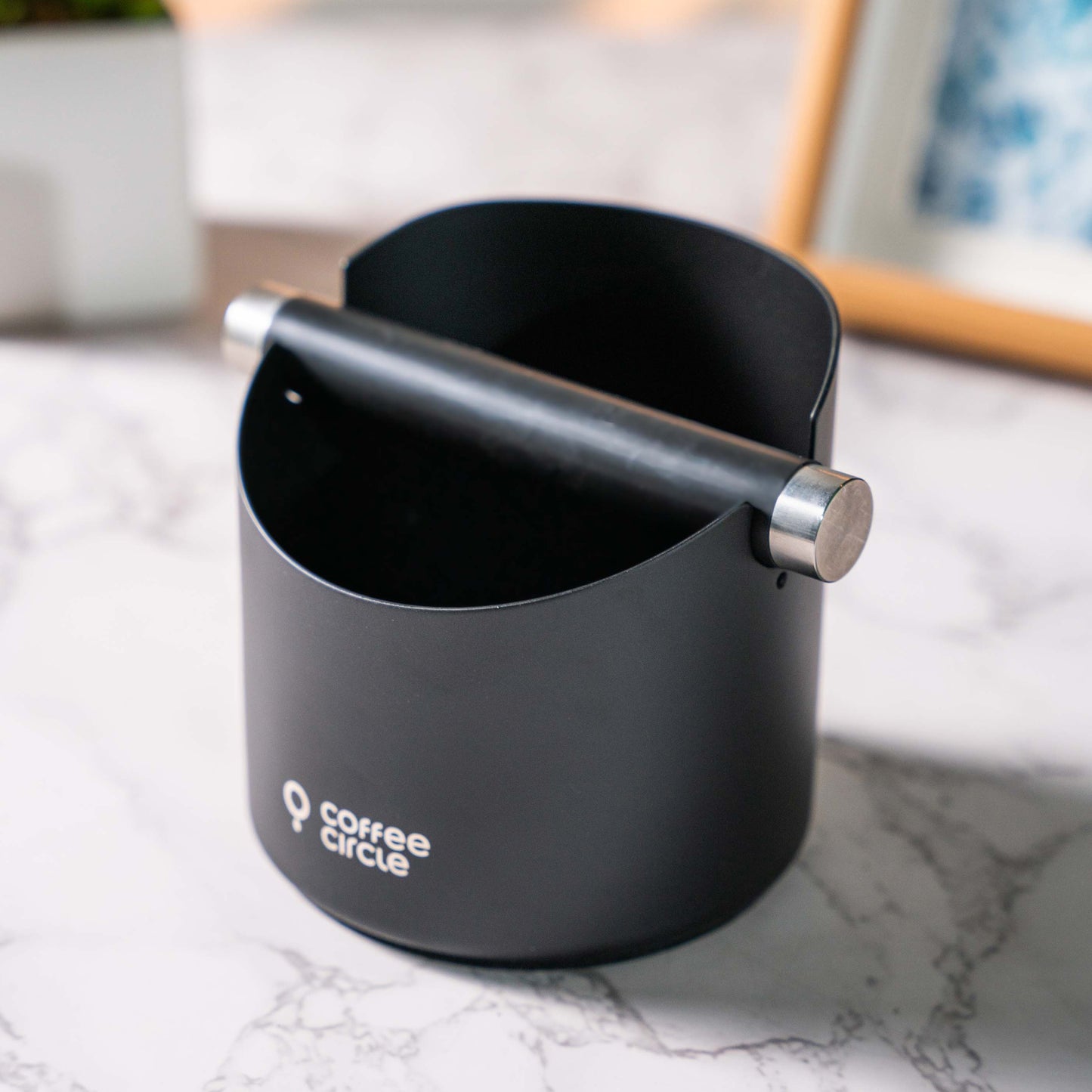Coffee Circle Abschlagbox in Schwarz für eine saubere Barista-Ecke und mühelose Kaffeepulver-Entsorgung.