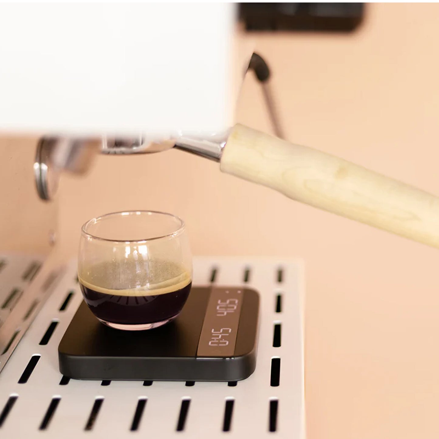 Acaia Lunar - Baristawaage mit digitaler präziser Messung und kompaktem Design am Siebträger.