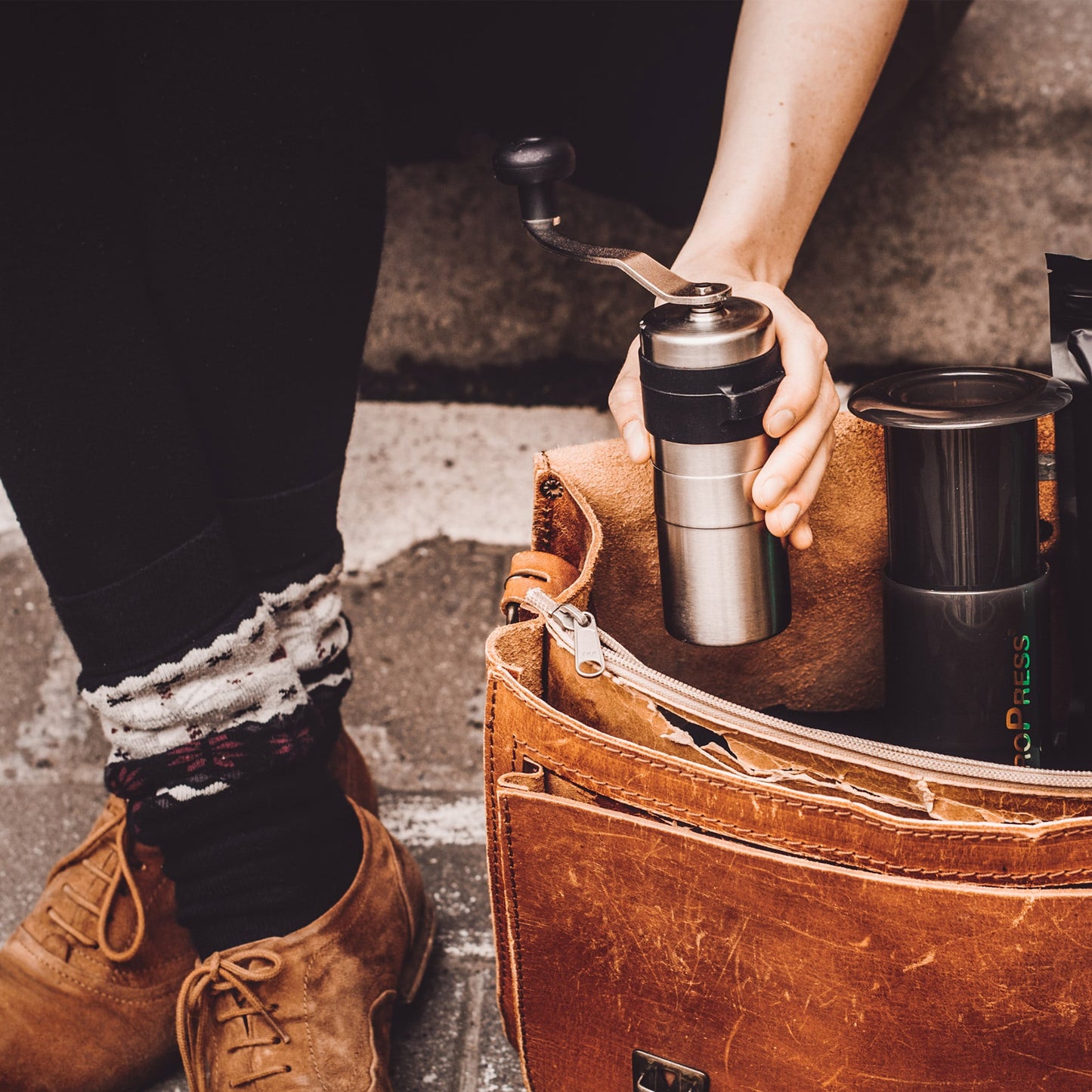 Aeropress & Porlex mit Kaffee im Geschenkset in Tasche gelegen mit Handmühle in Gebrauch