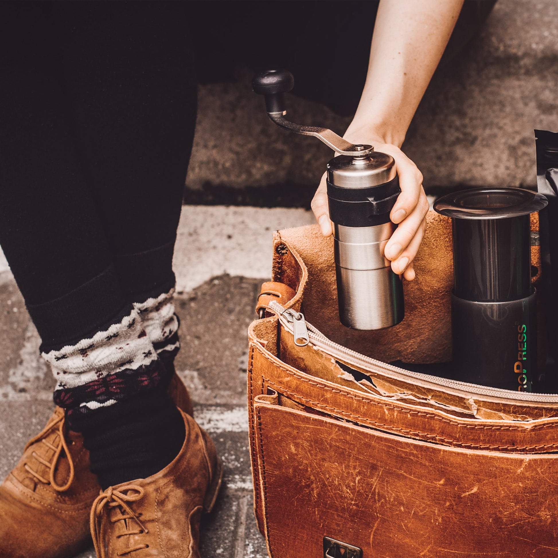 Aeropress & Porlex mit Kaffee im Geschenkset in Tasche gelegen mit Handmühle in Gebrauch