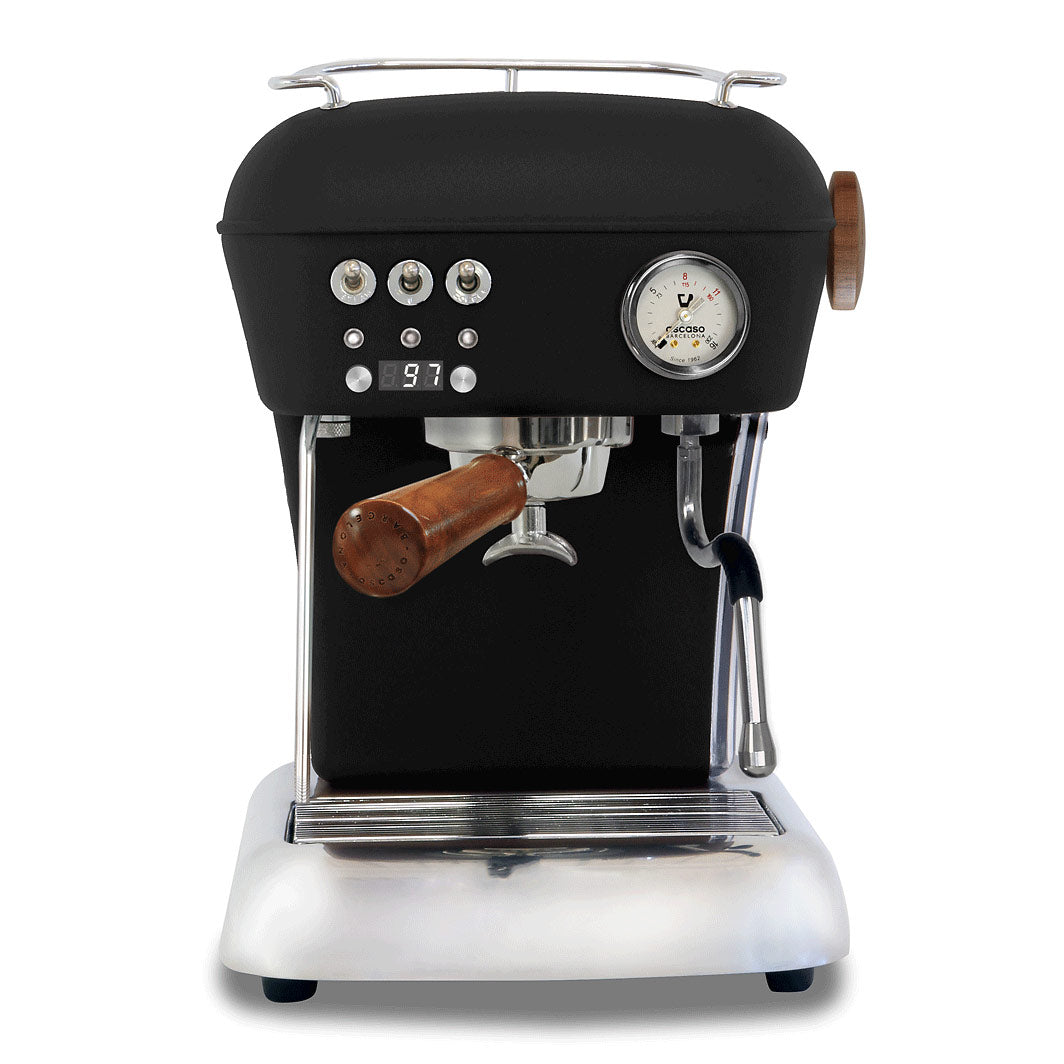 Ascaso Dream PID Espressomaschine in Schwarz mit Messing-Siebträger und Präzisionsmanometer.