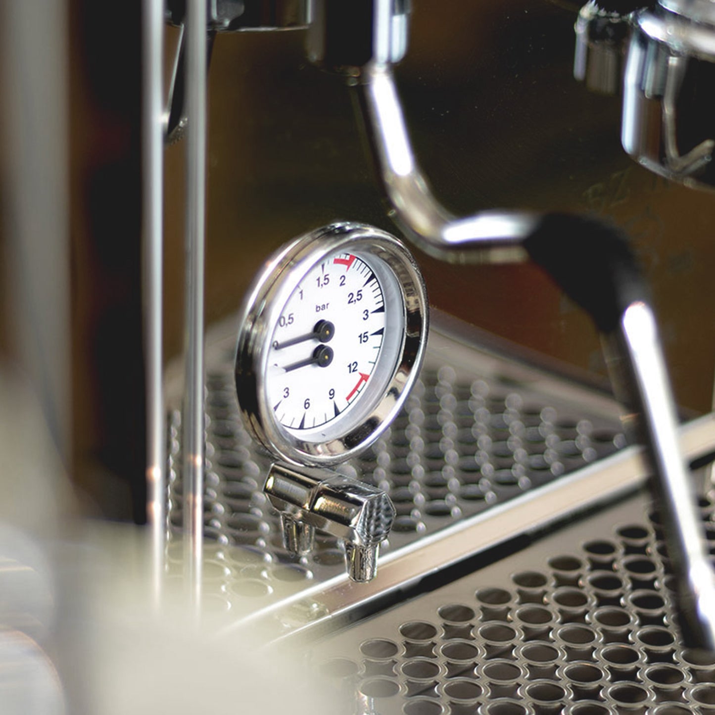 Nahaufnahme des Manometers der Bezzera BZ10 S PM Espressomaschine aus Edelstahl und Kupfer.