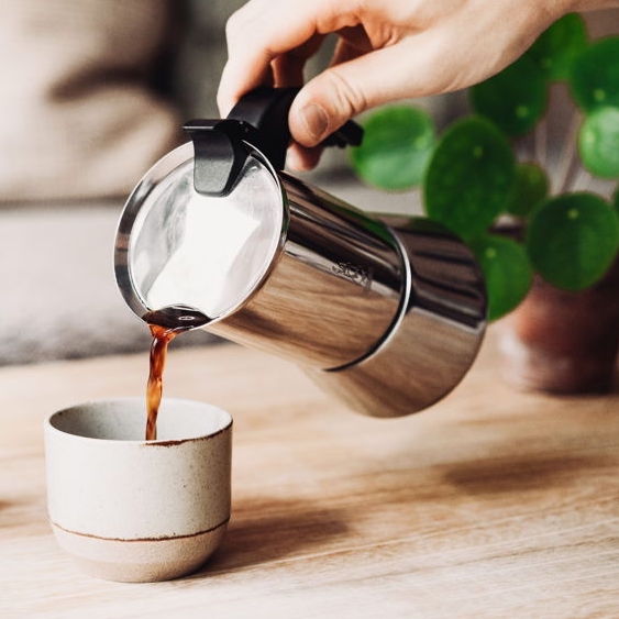 Bialetti Venus - Espressokocher aus Edelstahl, der frisch gebrühten Espresso direkt in eine Tasse gießt.