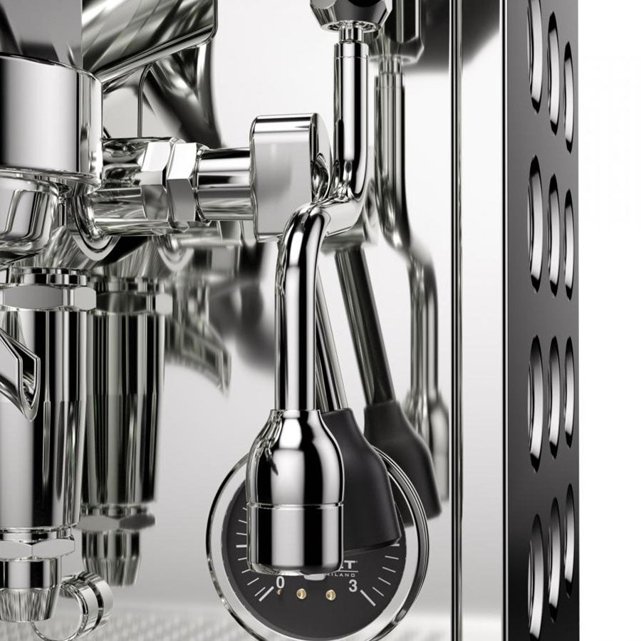 Nahaufnahme des Manometers der silbernen Rocket Appartamento TCA Espressomaschine aus Edelstahl.