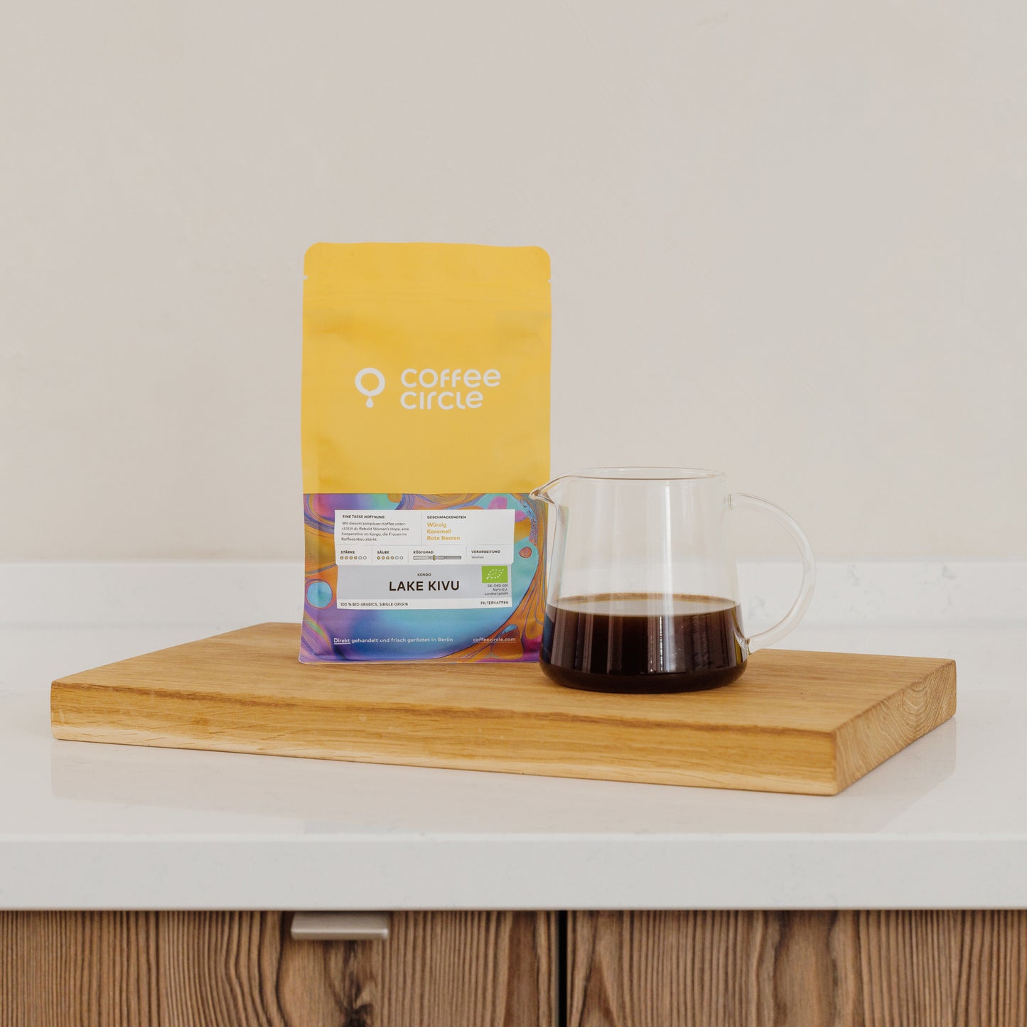 Lake Kivu Kaffee Packung und Tasse frischer Kaffee auf Holzbrett in heller Küche