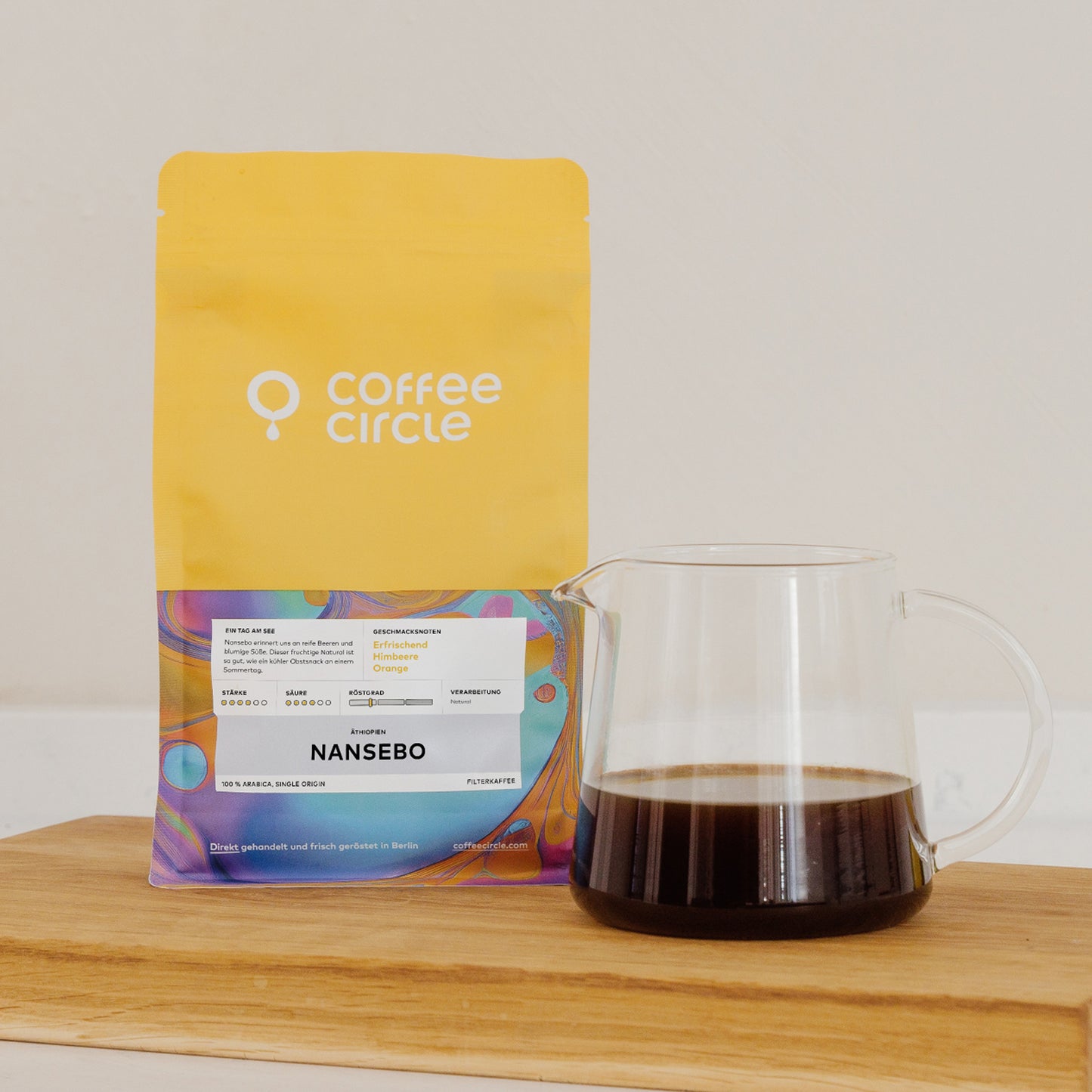 Nansebo Kaffee mit fruchtigem Aroma und blumiger Süße neben Kaffeekanne auf Holzbrett