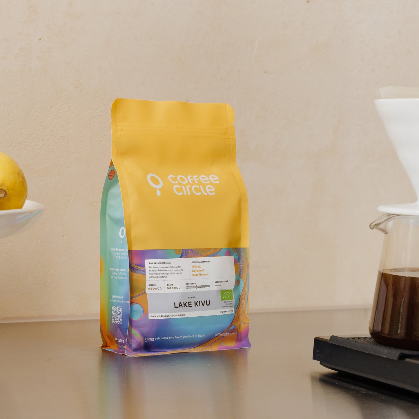 Lake Kivu Kaffee Packung von Coffee Circle auf Küchenarbeitsplatte neben Kaffeemaschine